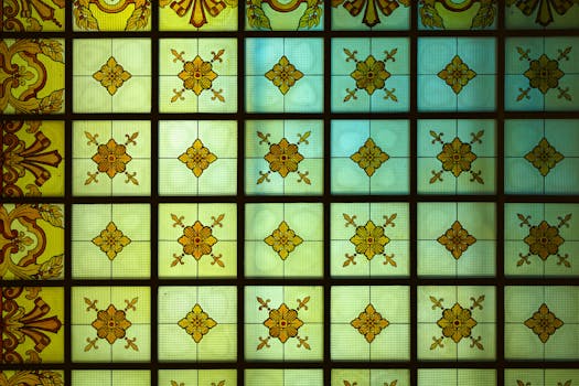 一幅带有温暖色调几何花卉图案的彩色玻璃细节图