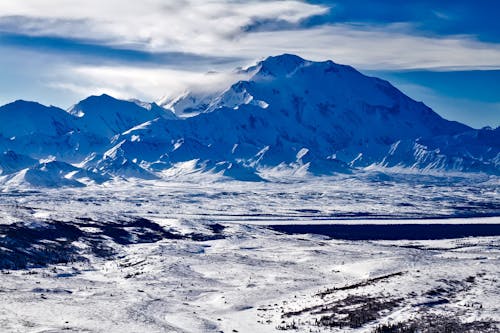 Foto Grandangolare Di Mountain Under Blue Sk