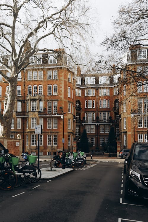 A street with many buildings and parked cars