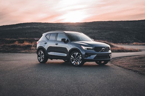 The 2020 volvo xc40 suv is shown in this photo