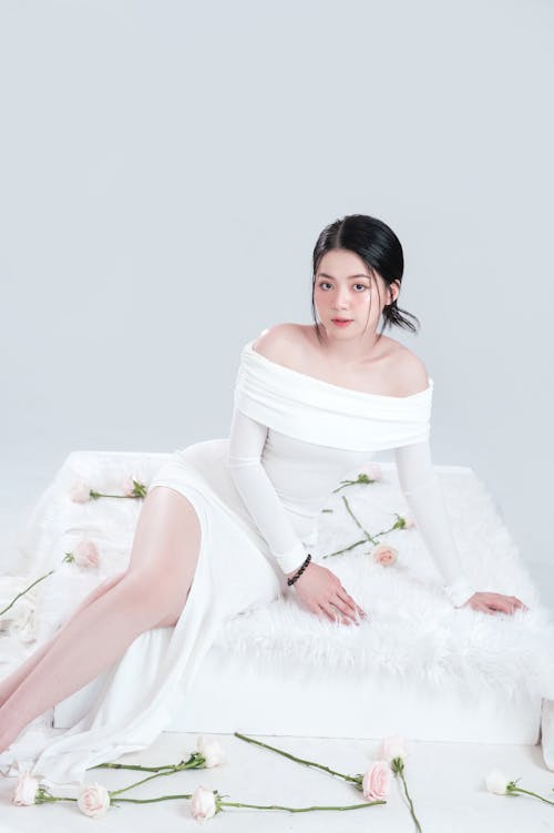 Безкоштовне стокове фото на тему «азіатська жінка, біла сукня, білий фон»
