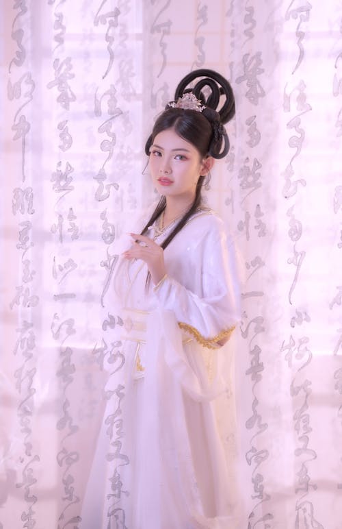 Darmowe zdjęcie z galerii z azjatka, biała sukienka, czarne tło