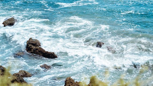 Darmowe zdjęcie z galerii z fale, głazy, morze
