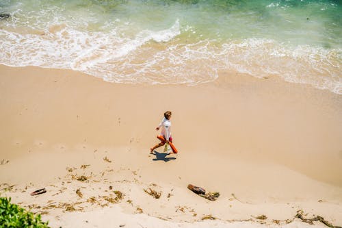 Darmowe zdjęcie z galerii z brzeg morza, chodzenie, deska surfingowa