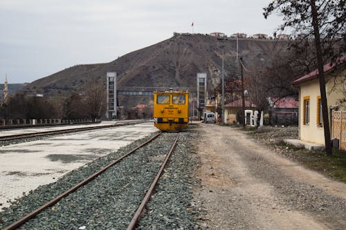 Безкоштовне стокове фото на тему «жовтий, інженерний поїзд, краєвид»
