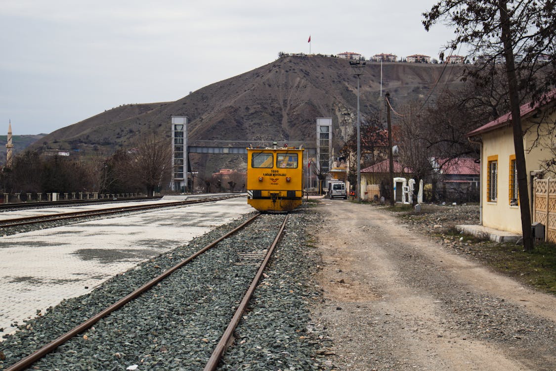 Immagine gratuita di collina, giallo, lavoro treno