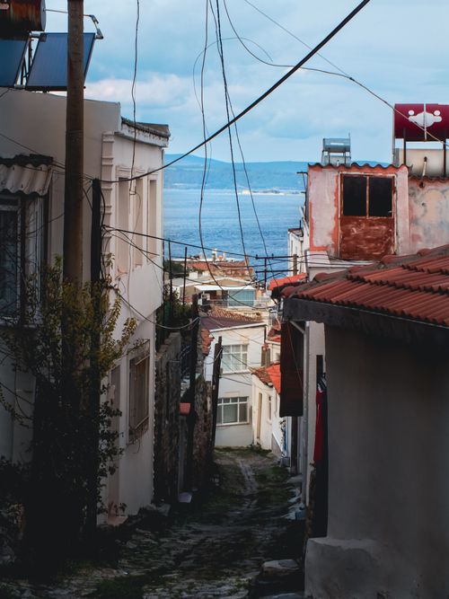 Free Scenic narrow alley with houses leading to the sea in Kilitbahir, Çanakkale, Türkiye. Stock Photo