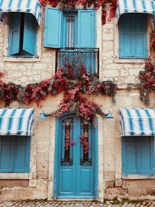 Kostnadsfri bild av blå dörrar, blå fönsterluckor, bostad