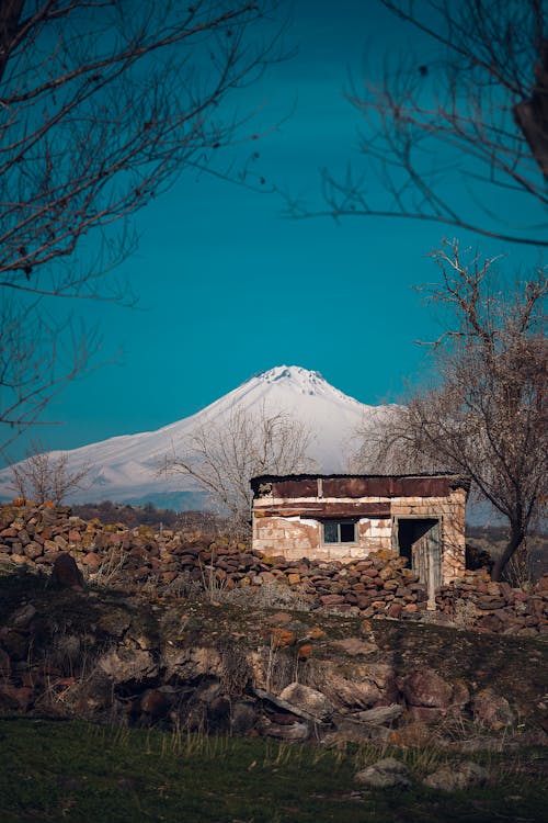 A small building with a mountain in the background