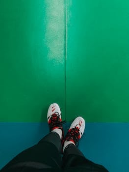 在充满活力的室内运动场上，穿着时尚运动鞋的人