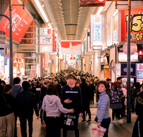 Foule De Gens Marchant à L'intérieur Du Magasin