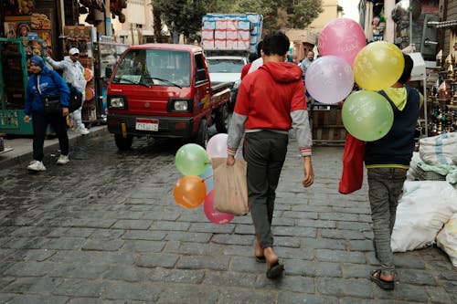 Základová fotografie zdarma na téma auto, balóny, chodci