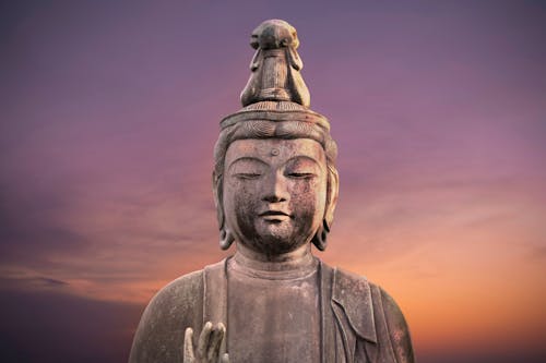 Статуя Будды во время Золотого часа