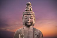 日本东京一尊佛像在充满活力的日落天空下的宁静特写