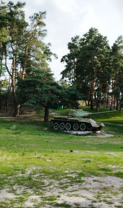 Free A vintage World War II tank displayed in a peaceful park in Irpin, Ukraine. Stock Photo