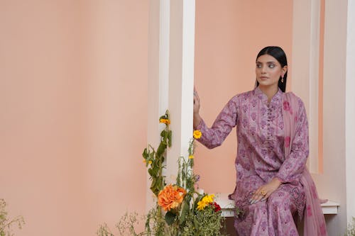 Darmowe zdjęcie z galerii z brunetka, elegancja, fioletowa sukienka