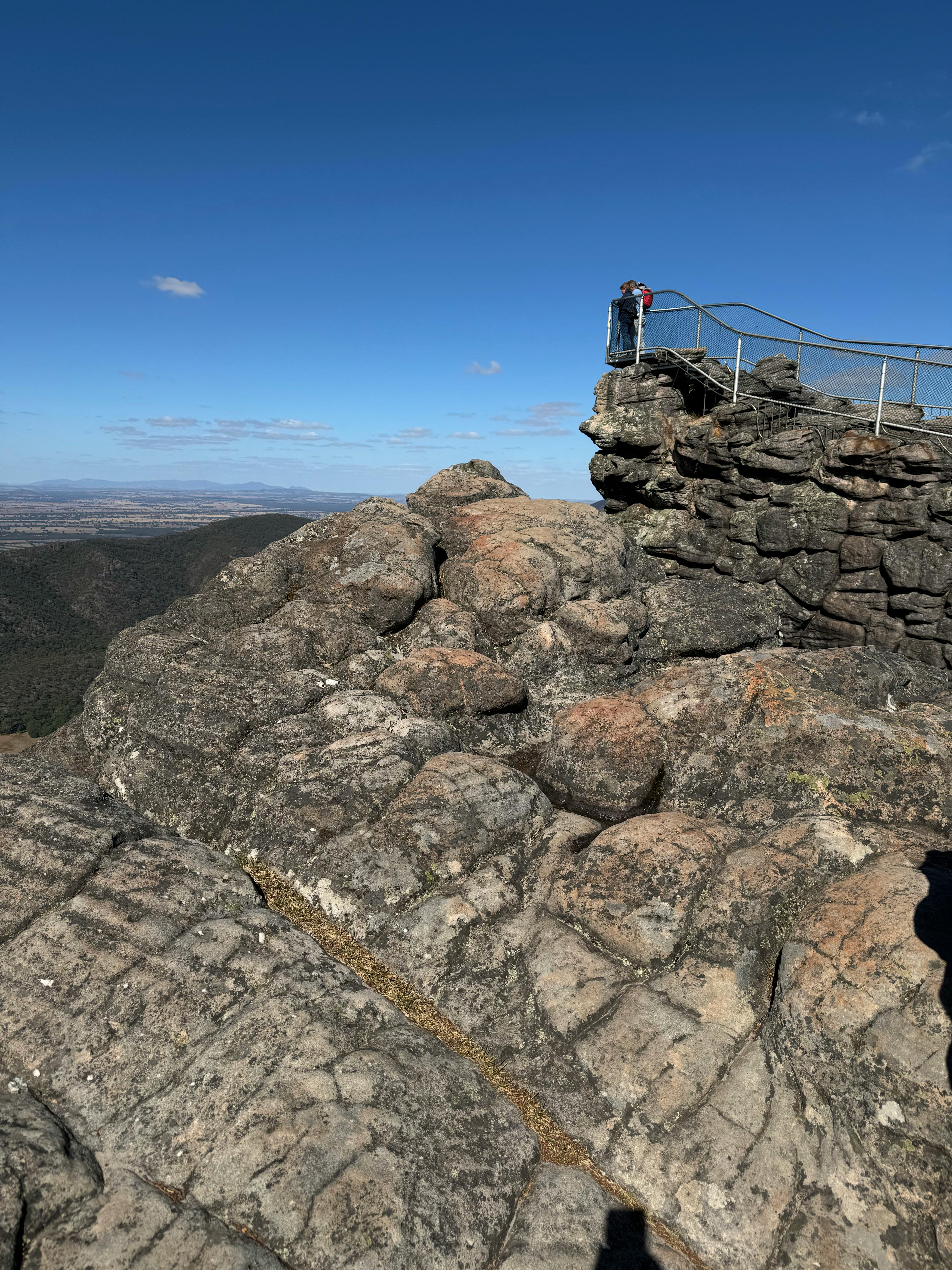 日本の美しい渓谷と山々の風景