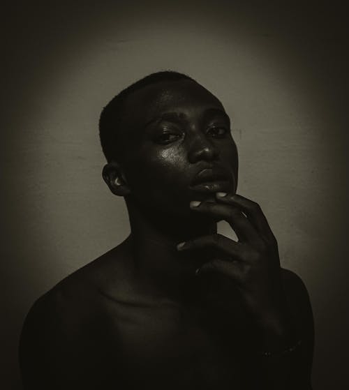 Foto profissional grátis de escuro, homem negro, mão no queixo