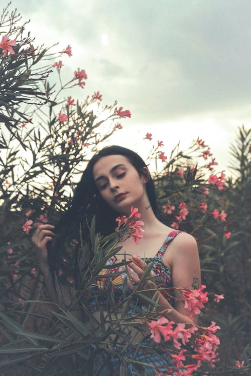 Darmowe zdjęcie z galerii z anioły oddech kwiaty, brunetka, fotografia mody