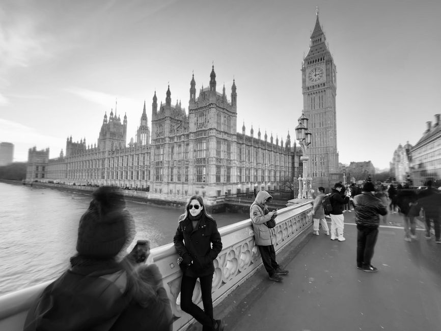 Black and white scene of Big Ben with people on Westminster Bridge in London, UK.