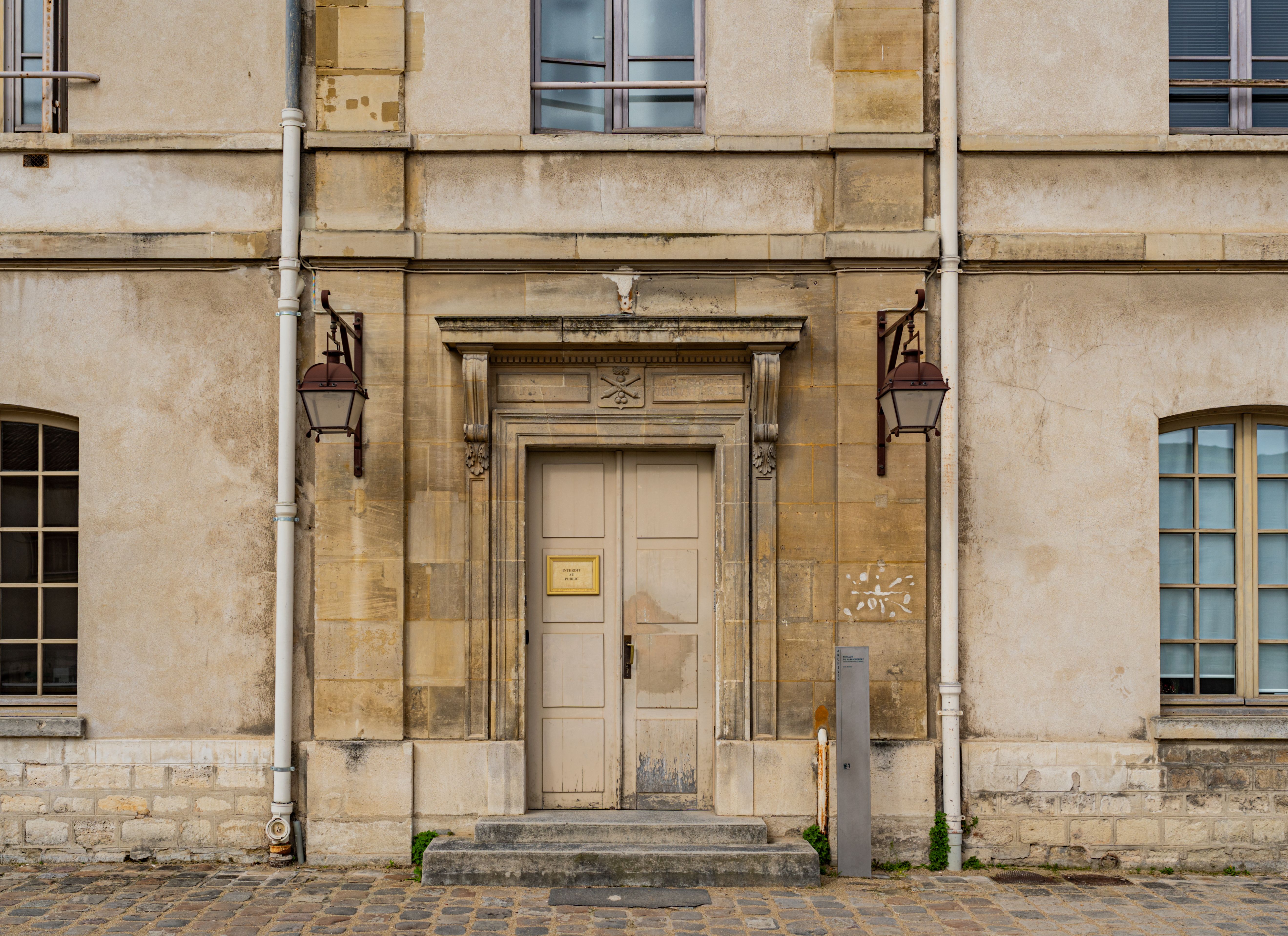 Le Secret des Portes qui Refusent de S'ouvrir dans le Manoir des Serrures Scellées : Quand les Batta