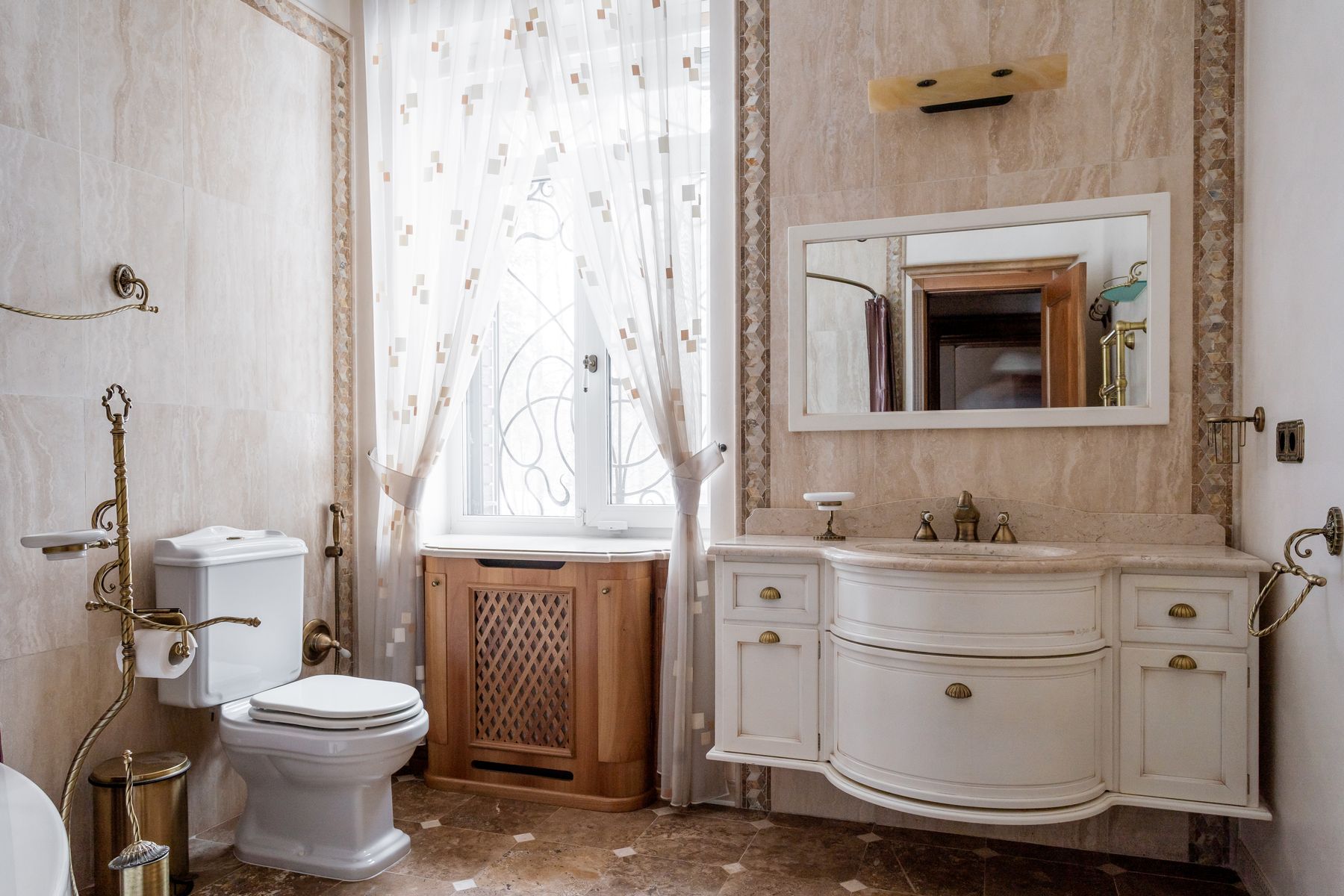 Vintage-inspired bathroom with classic basin, warm finishes and restrained details