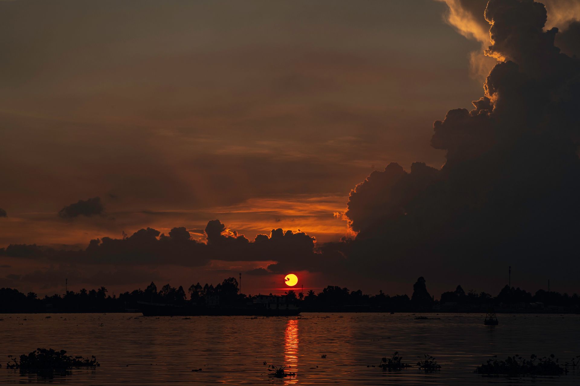 A stunning sunset casting vibrant hues over the Mekong Delta in Cao Lãnh, Vietnam.