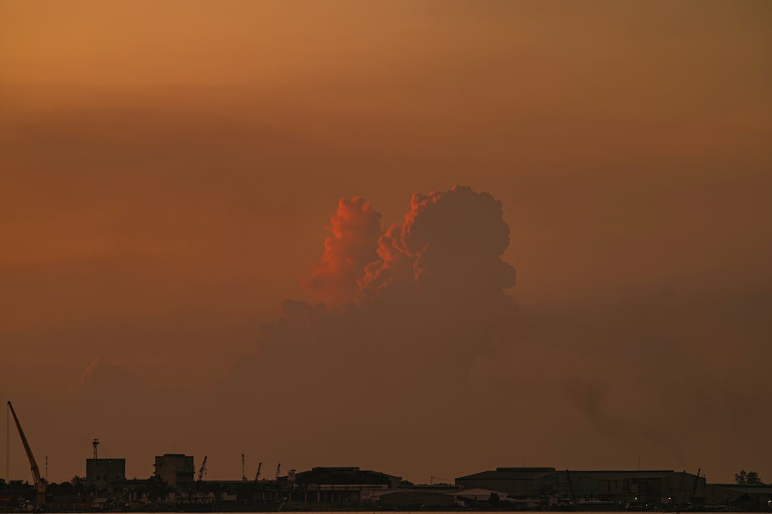 Foto stok gratis awan, bangunan, bayangan hitam