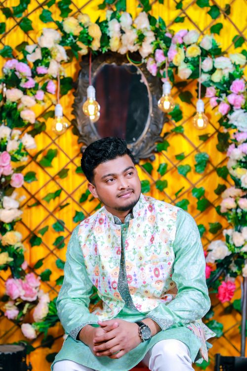 Free Indian groom in traditional attire with floral decor, wedding setting Stock Photo