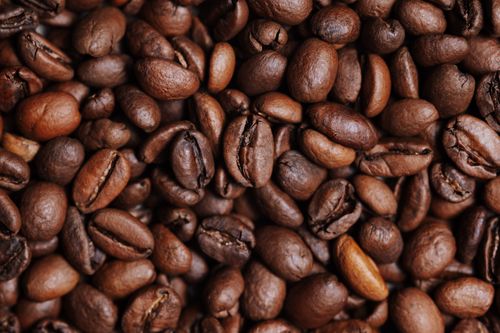 Free A detailed close-up of roasted coffee beans showcasing texture and color. Stock Photo