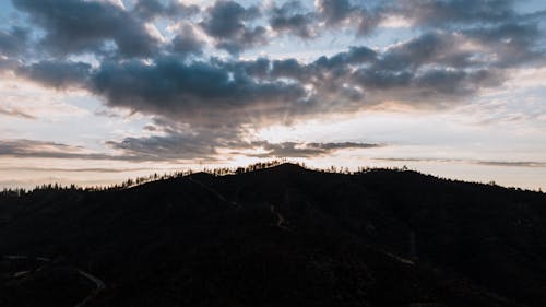 Foto stok gratis bayangan hitam, bukit, gunung