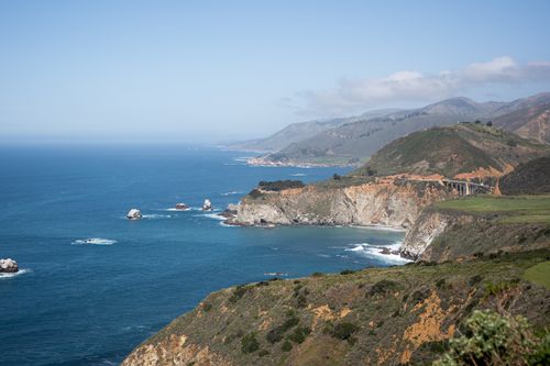 Free Breathtaking view of Big Sur's coastline and iconic bridge. Perfect for travel enthusiasts. Stock Photo
