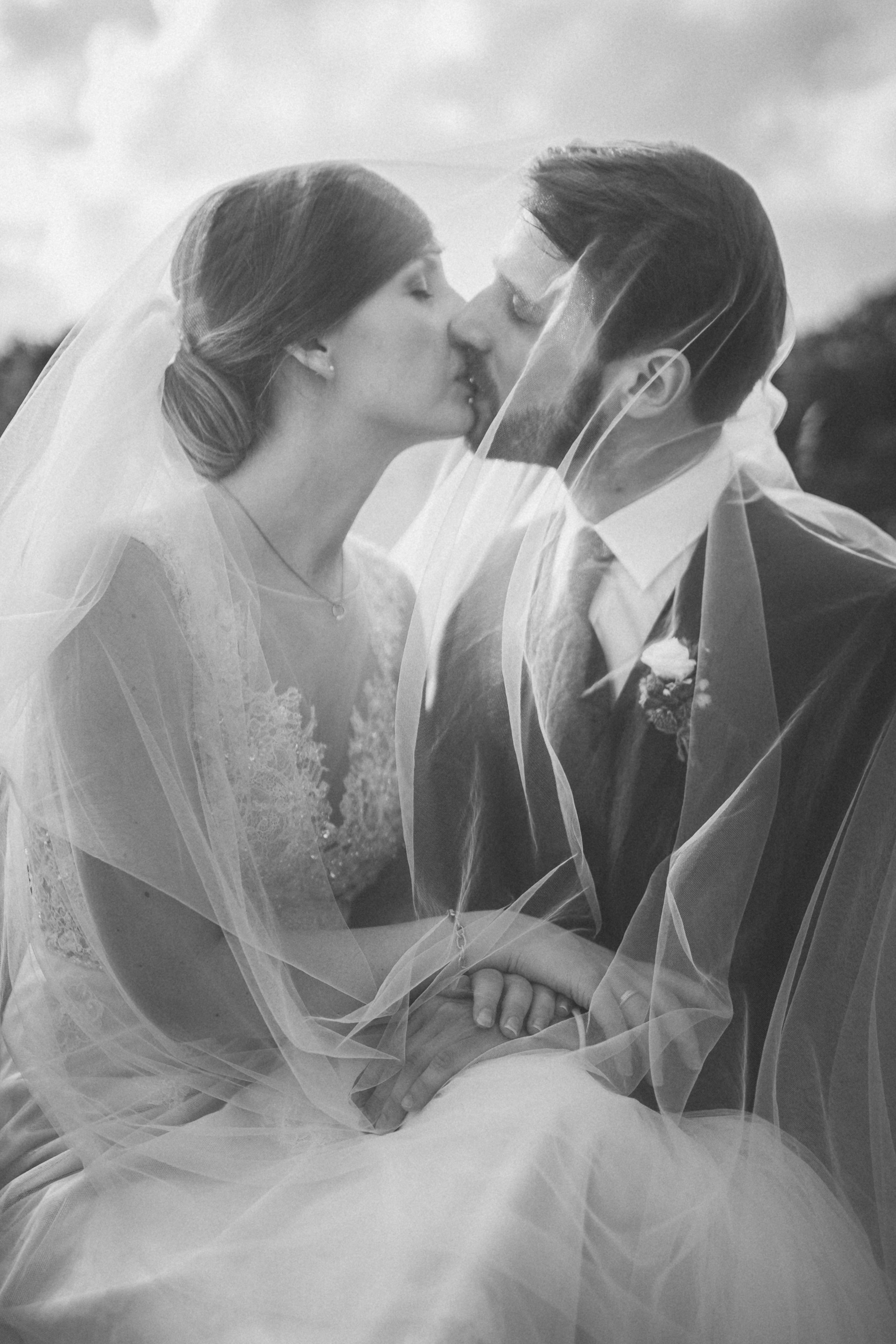 Cinematičen poročni prizor – moderan editorial stil