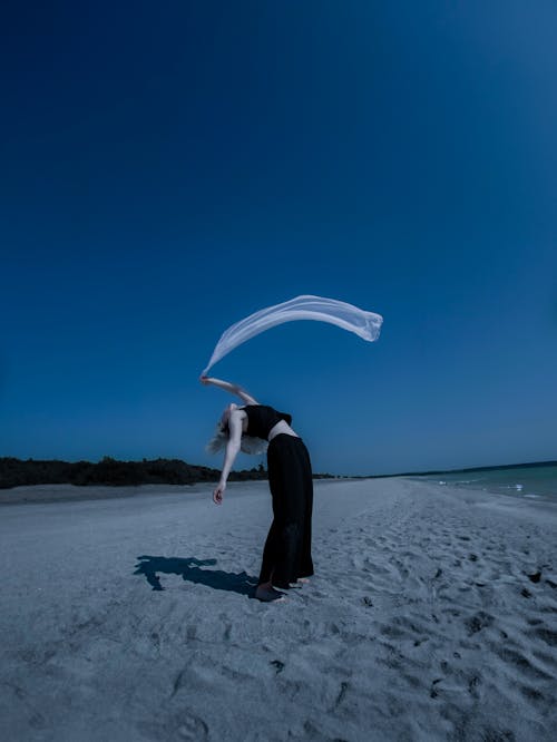 Δωρεάν στοκ φωτογραφιών με άμμος, γυναίκα, θάλασσα