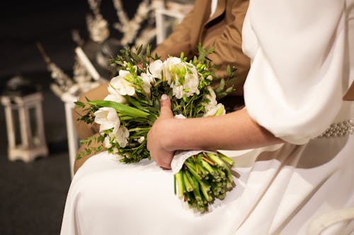 Безкоштовне стокове фото на тему «біла сукня, букет, букет квітів»