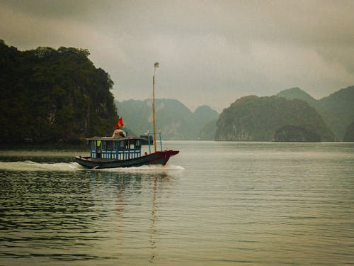 Základová fotografie zdarma na téma jezero, kamenné ostrovy, malá loď