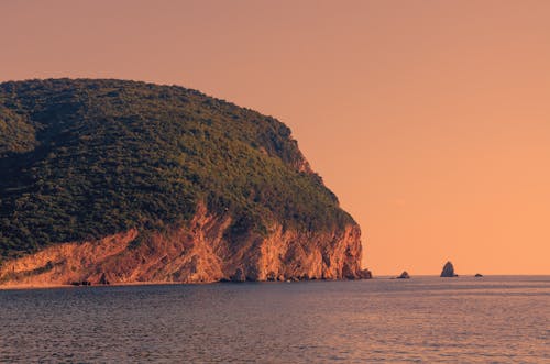 Δωρεάν στοκ φωτογραφιών με rock, ακτή, γκρεμός