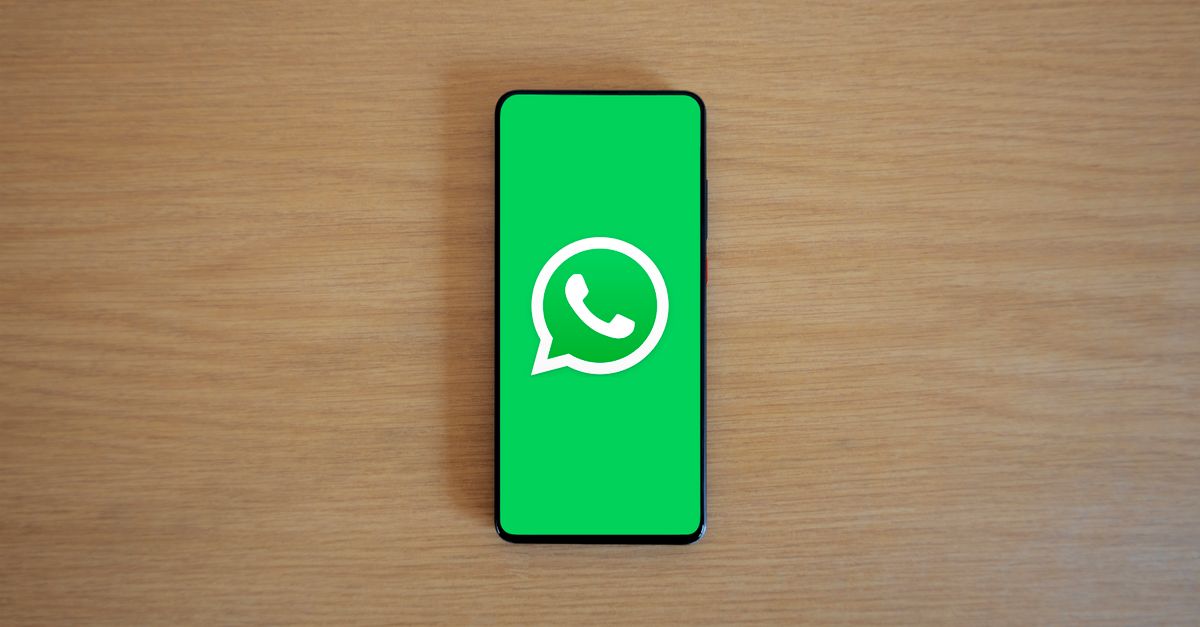 Smartphone exibindo o WhatsApp, canal central de relacionamento com clientes no Brasil