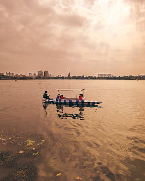 Foto profissional grátis de aventura, barco, cidade