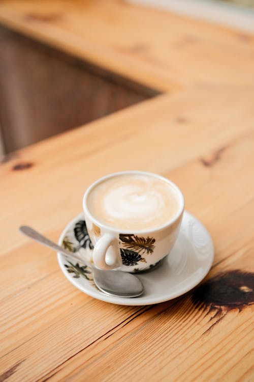 cappuccino, dikey atış, Fincan içeren Ücretsiz stok fotoğraf