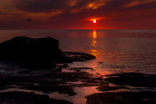 Foto profissional grátis de céu vermelho, corroído, costa