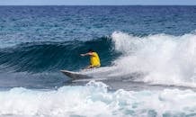 冲浪者在巴西美丽的海洋中冲浪，展示激动人心的动作