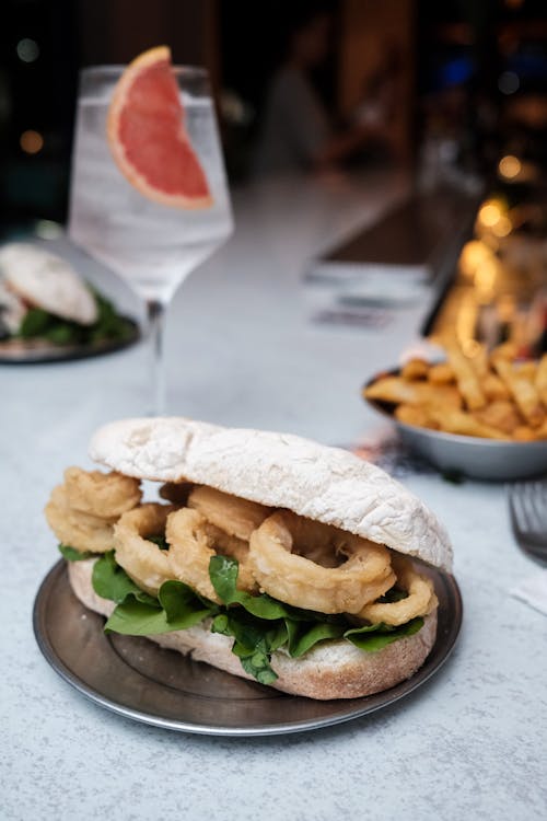 Foto profissional grátis de almoço, anéis de cebola, aperitivo