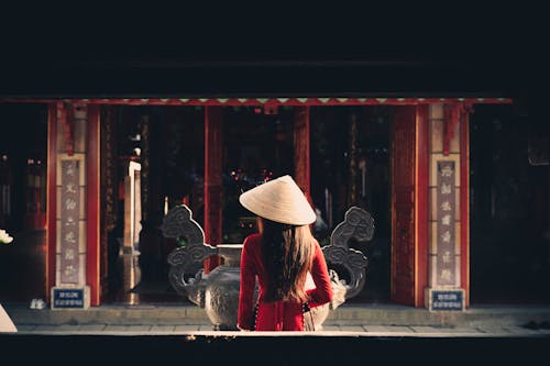 Kostenloses Stock Foto zu asiatische frau, brünette, chapéu cònic asiàtic