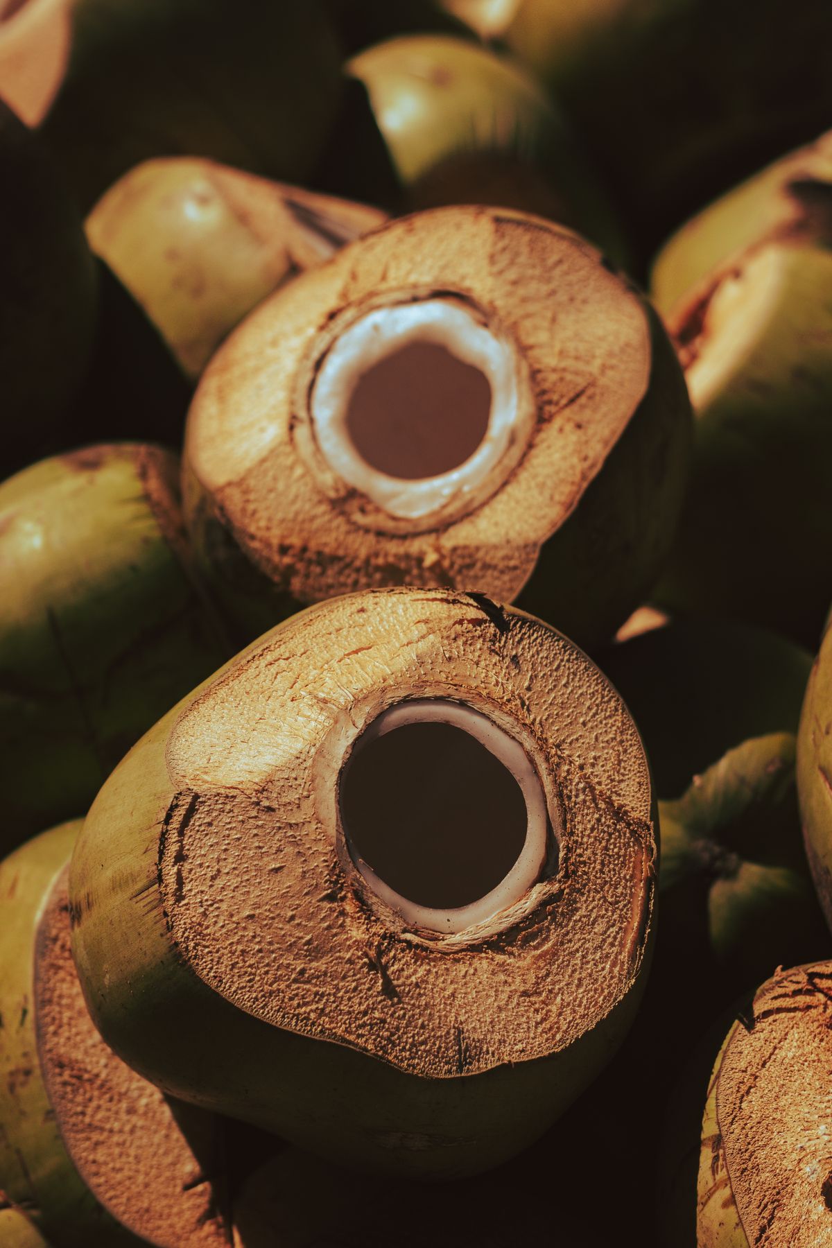 Kelapa muda yang telah dibuka menunjukkan air kelapa segar sedia untuk diekstrak