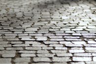 这张鹅卵石人行道的特写视图，清晰地展现了复杂的纹理和图案