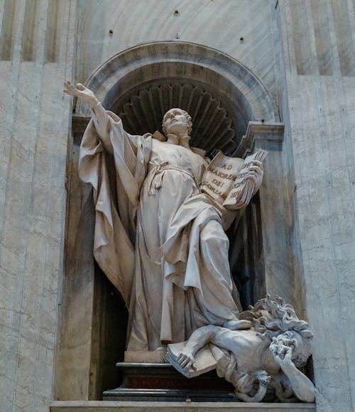 Statue of the virgin and child in the vatican