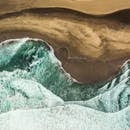 碧绿色的海浪与沙滩相遇的航拍镜头令人惊叹，非常适合自然爱好者