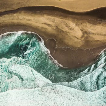 碧绿色的海浪与沙滩相遇的航拍镜头令人惊叹，非常适合自然爱好者