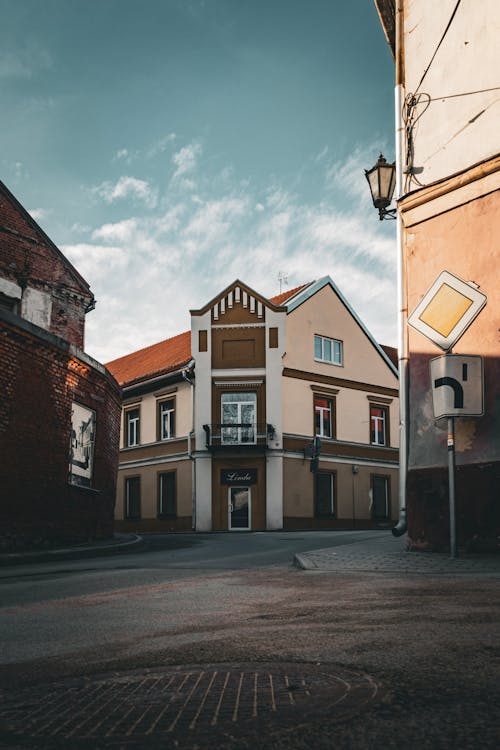 A street with a building and a street sign